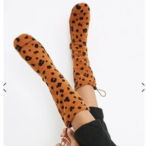 Madewell fleece slipper socks leopard tan size M/L